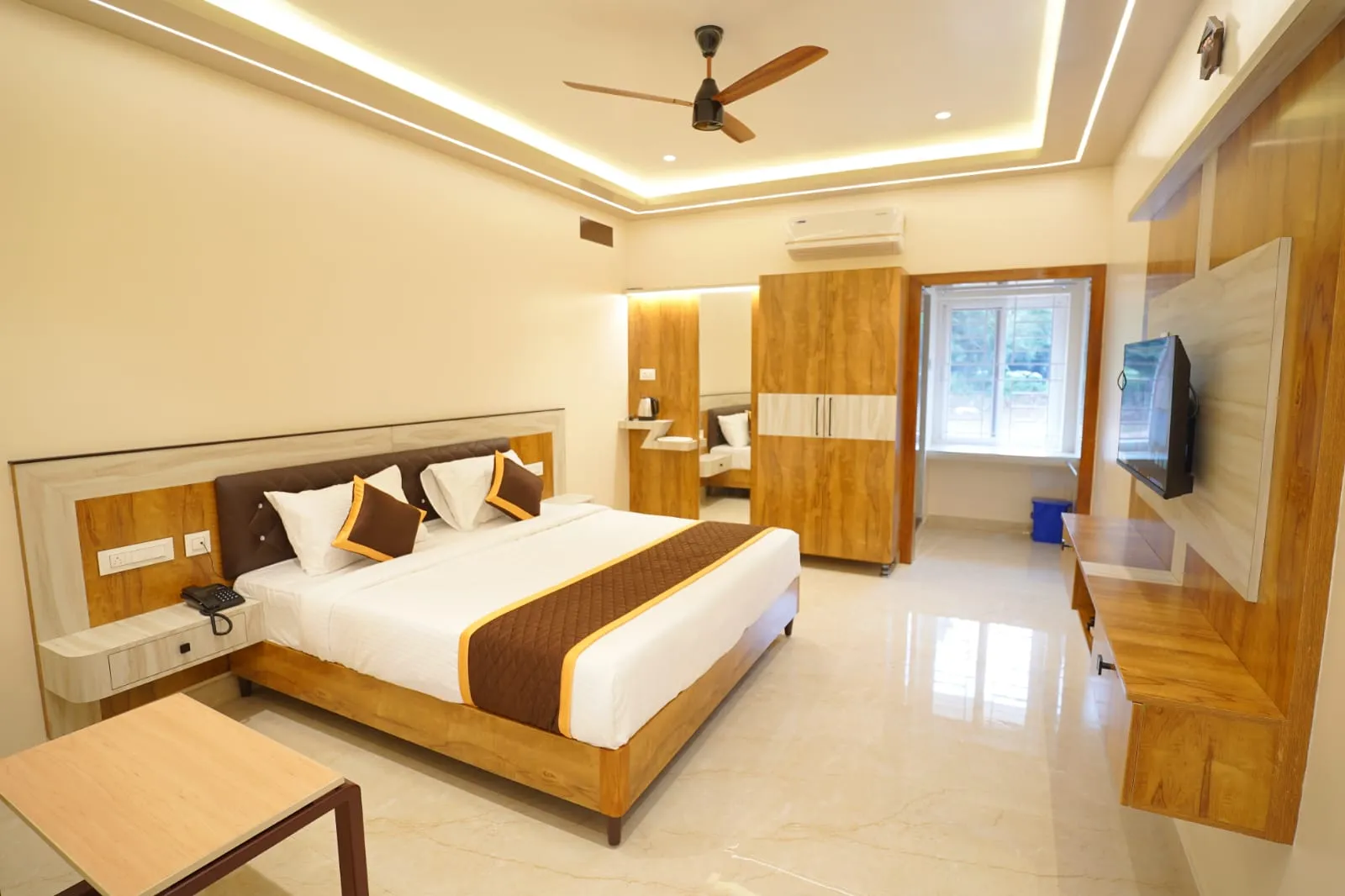 Deluxe Room 02